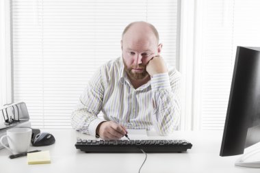 yorgun ve bitkin ofis çalışanı