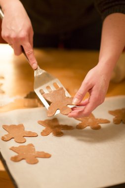 kadın fırında zencefilli melekler