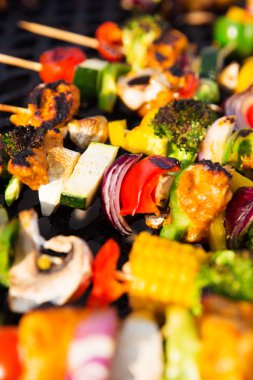 Barbekü üzerinde sağlıklı şişleri