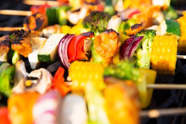 Barbekü üzerinde sağlıklı şişleri