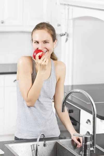 Donna sana e naturale mangiare una mela — Foto Stock