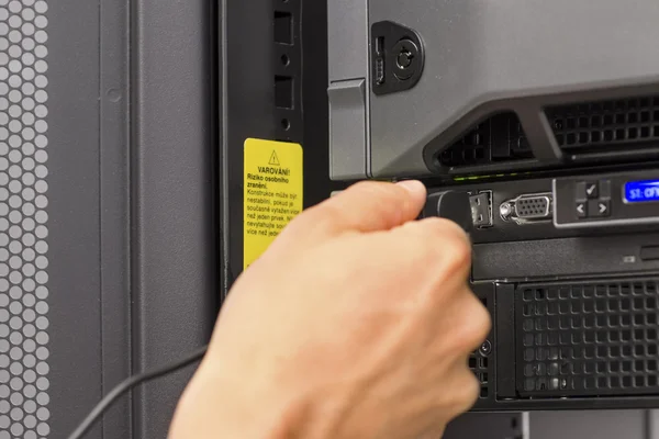 Het consultant pluggen in een kabel — Stockfoto