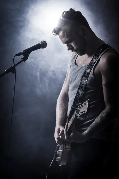Rocker in Concert Play Guitar — Stock Photo, Image