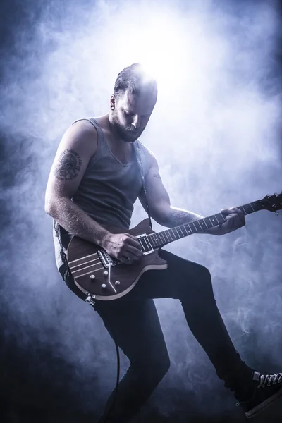 Genç gitarist rock konseri