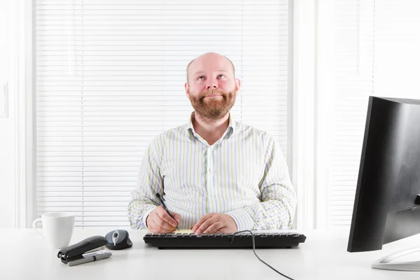 Glückliche und nachdenkliche Büroangestellte — Stockfoto