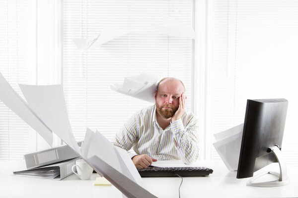 Перегруженный работой и уставший бизнесмен
