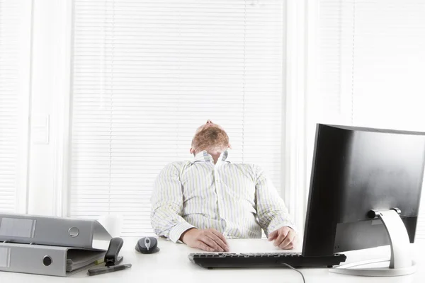 Trabajador de oficina cansado y agotado — Foto de Stock