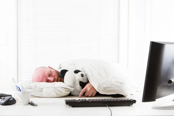 Affärsman sover i office — Stockfoto