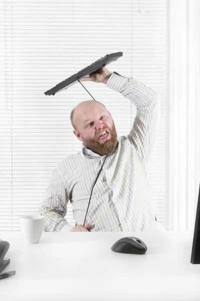 Travailleur de bureau Etranglez-lui avec le câble clavier — Photo