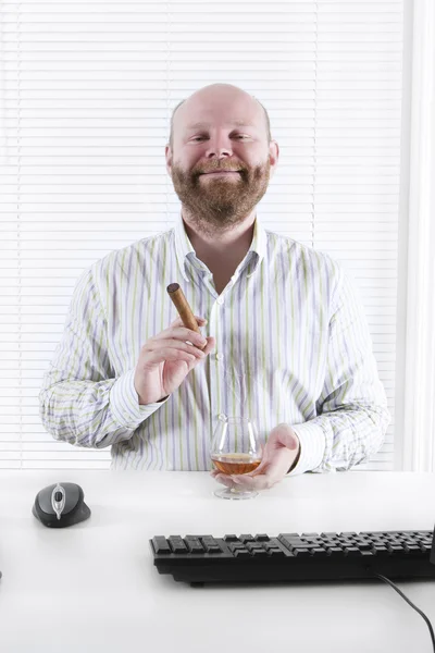 Un homme d'affaires célèbre avec du cognac et du cigare — Photo