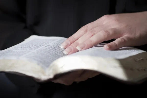Mulheres estudam a Bíblia — Fotografia de Stock
