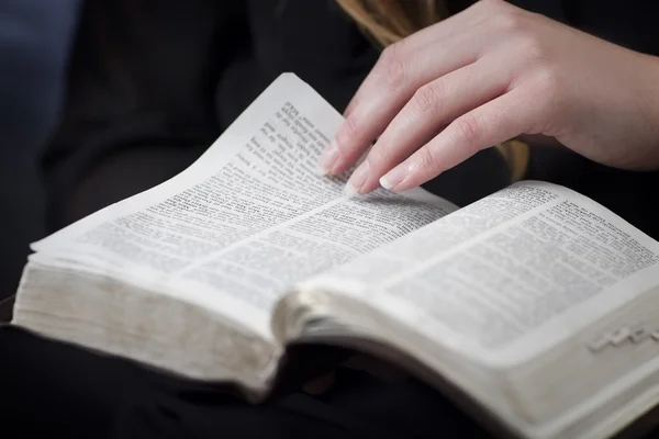 Donna che legge e studia la Bibbia — Foto Stock