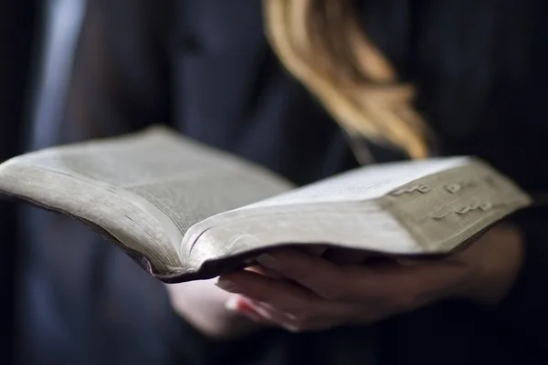 Donna leggere la Bibbia — Foto Stock