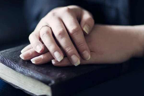 Women Holding Hands on a Bible — Stock Photo, Image