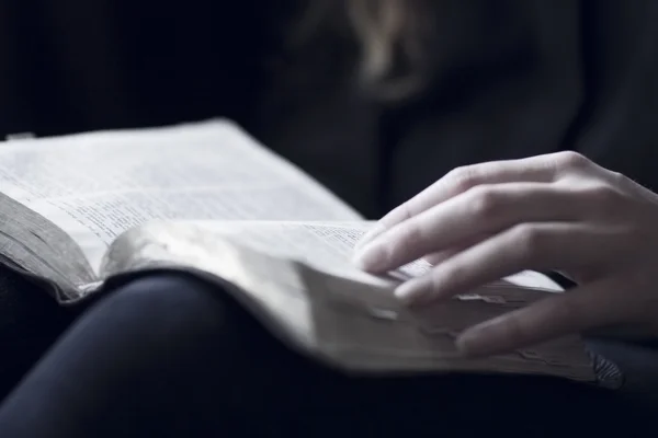 Mujeres leyendo la Biblia —  Fotos de Stock