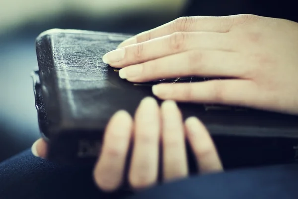 Жінки тримають Біблію — стокове фото