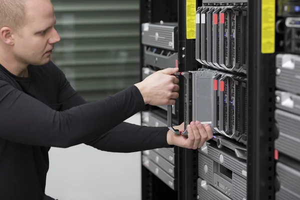 Consulente IT Installa server — Foto Stock