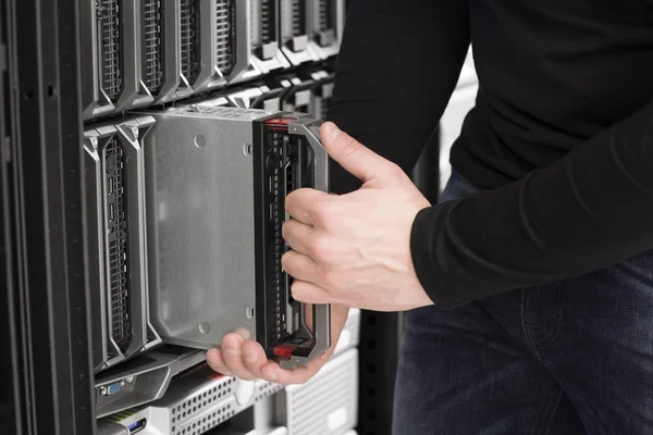 IT-Ingenieur installiert Blade Server im Rechenzentrum — Stockfoto