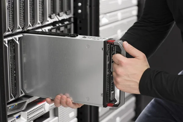 Ingenieur het invoegen van een bladeserver in datacenter — Stockfoto