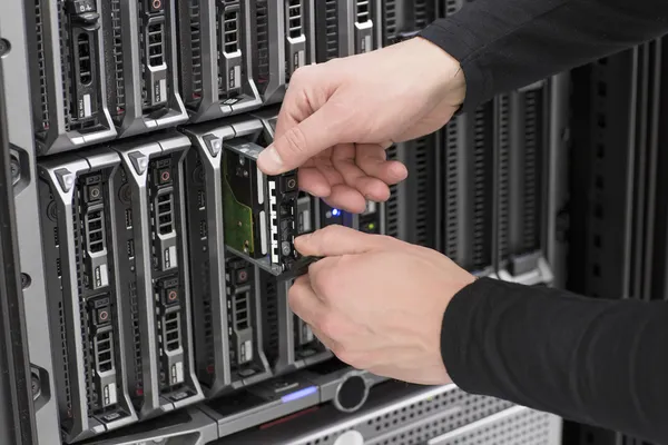 Het consultant vervangen harde schijf blade-server — Stockfoto