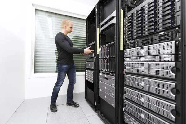 Netzwerk-Router im Rechenzentrum installieren — Stockfoto