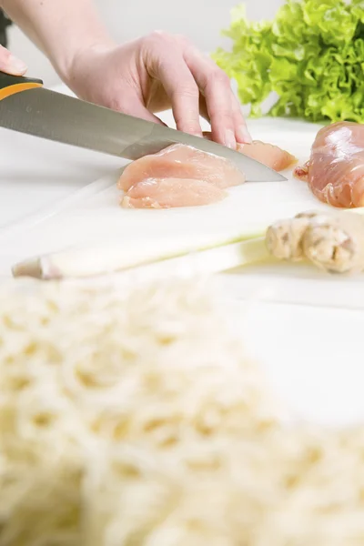 Making a Chicken Dish with Vegetables and Noodles — Stockfoto