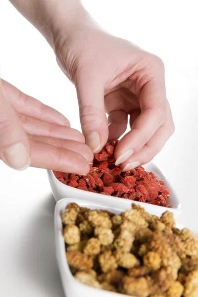 Mujer comiendo moras y bayas de Goji — Foto de Stock