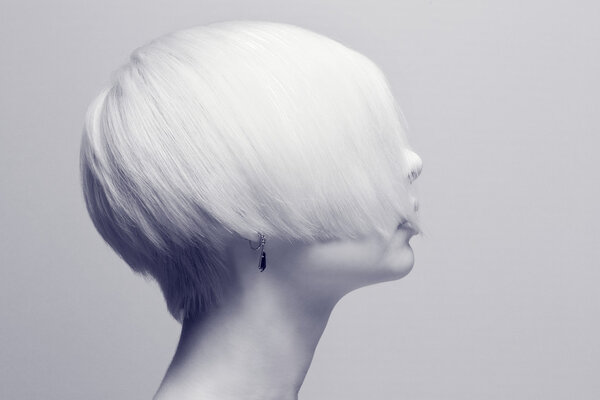 молодая женщина в профиле
