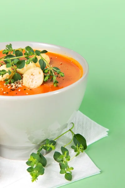 Горячий томатный суп с хлебом и травами — стоковое фото