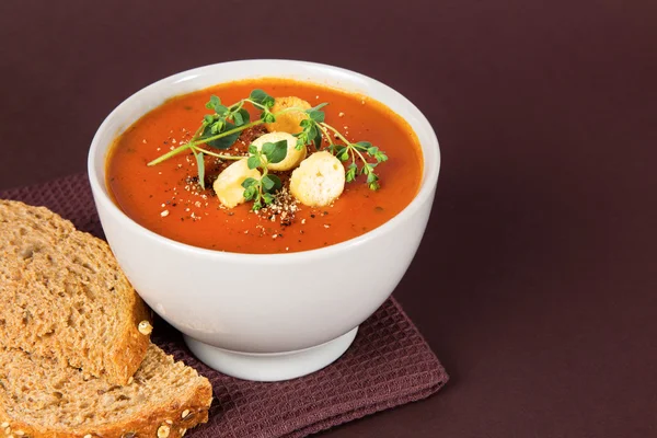 Свежий томатный суп с гренками и травами — стоковое фото