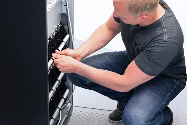 teknisyen ups akü birimlerini korumak