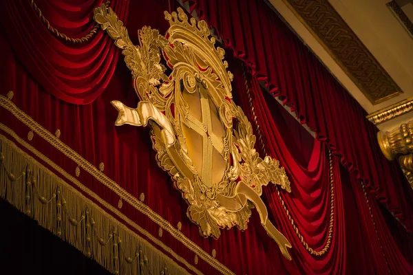 Κόκκινο βελούδο σκηνή αυλαία στο θέατρο — Φωτογραφία Αρχείου