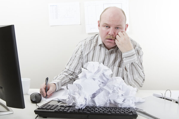 Перегруженный работой и уставший бизнесмен
