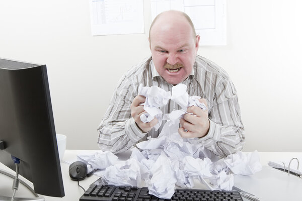 Перегруженный работой, разочарованный и злой бизнесмен
