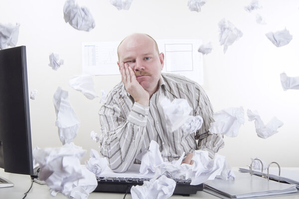 Перегруженный работой и измученный бизнесмен
