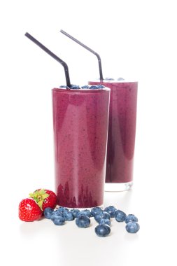 iki bardak taze organik berry smoothie