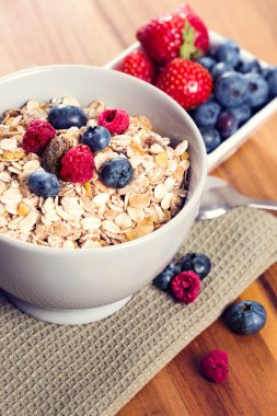 Bir kase taze dutlu müsli.