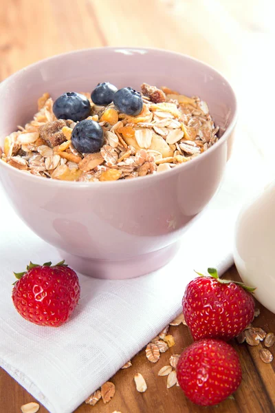 Gesundes Müsli mit frischen Beeren und Milch — Stockfoto