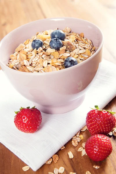 Cuenco de muesli con bayas frescas y leche — Foto de Stock