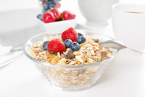 Zdrowe śniadanie z musli i świeże jagody — Zdjęcie stockowe