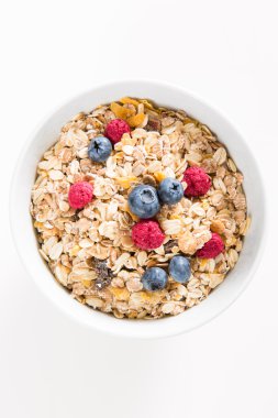 Bir kase taze meyveli müsli.