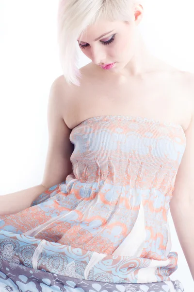 Genç ve güzel bir elbise modeli — Stok fotoğraf