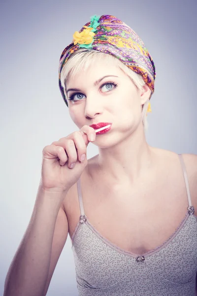 Retro looking girl with lollipop — Stock Photo, Image