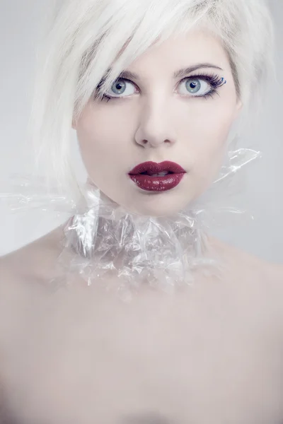 Model blondynka dziewczyna z porcelany wygląd skóry — Zdjęcie stockowe