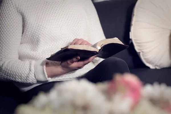 Giovane donna che legge la Bibbia — Foto Stock