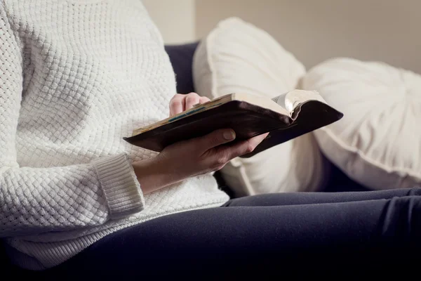 Mujeres leyendo la Biblia — Foto de Stock