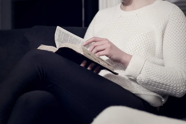 Mujer cristiana leyendo la Biblia —  Fotos de Stock