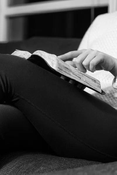 Woman study the Bible — Stock Photo, Image