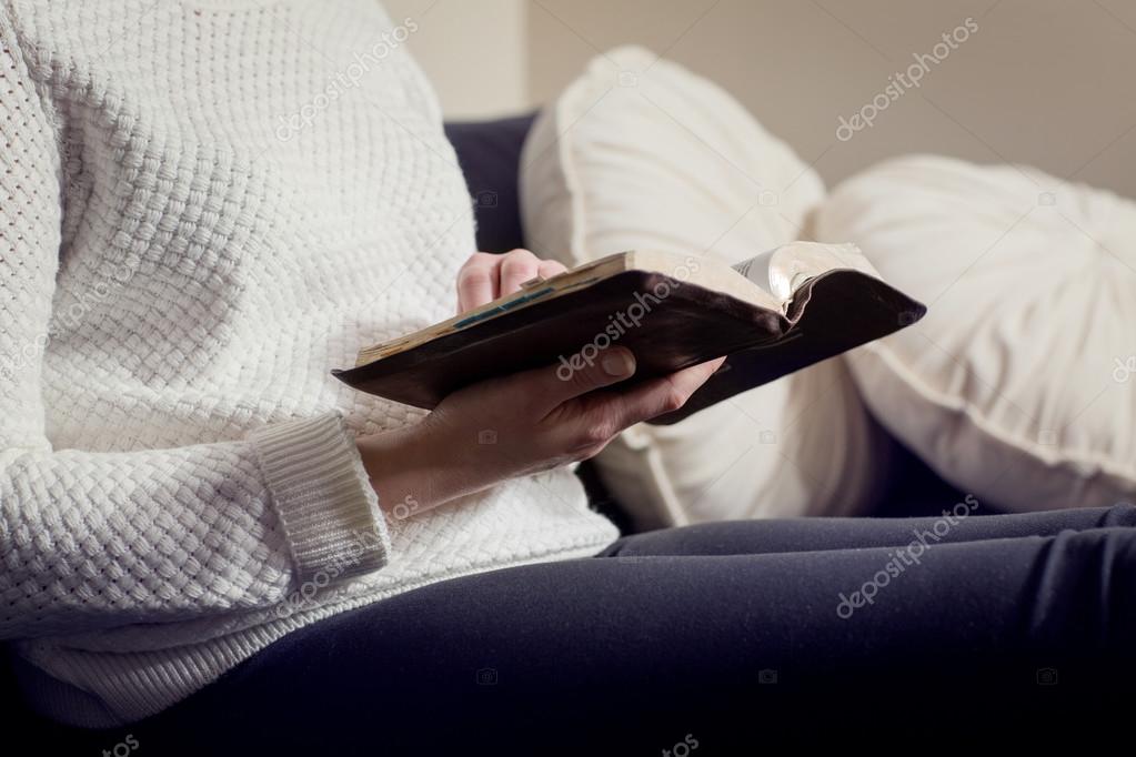 Mujeres leyendo la Biblia 2024