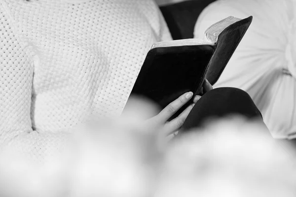 Mulher lendo a Bíblia — Fotografia de Stock
